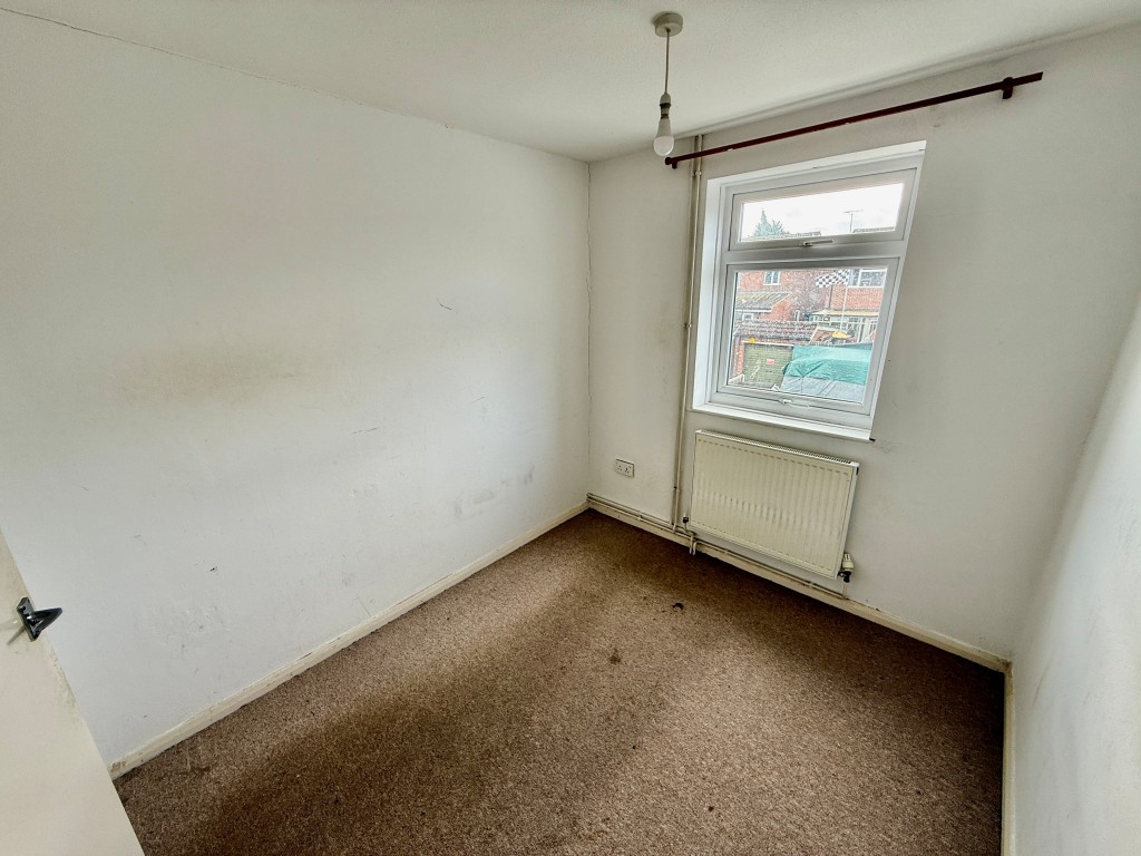 Lot: 59 - THREE-BEDROOM HOUSE FOR IMPROVEMENT - Bedroom three